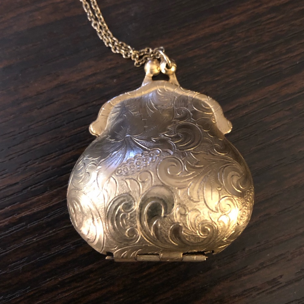 Y2K Gold Pouch Necklace - Picture 3 of 4